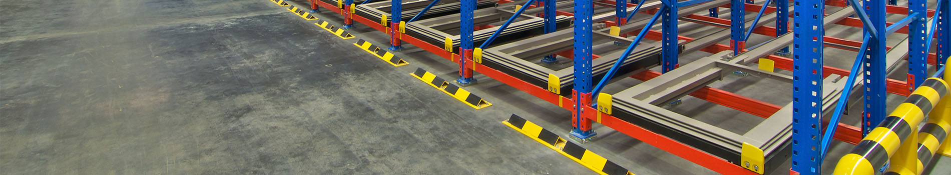 Pull-out pallet rack with a sliding carriage extended into the aisle