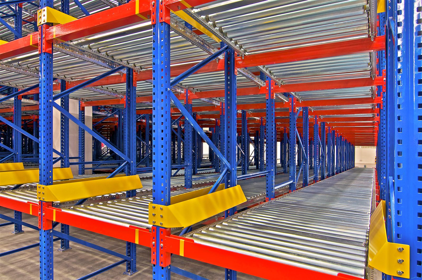 New pallet flow rack with roller lanes and entry guides