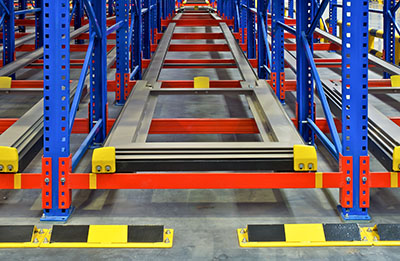 Pull-out pallet rack carriage loaded with palletized goods